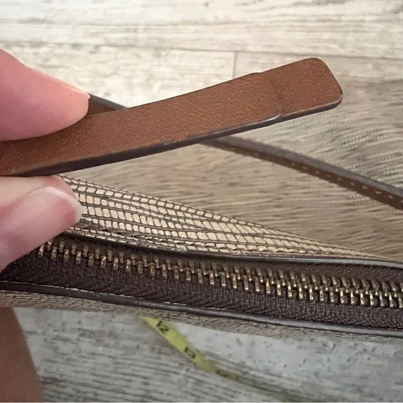 Authentic Fossil Women's Cowhide Leather Shoulder Bag w/Key Hobo Style EUC! - Picture 7 of 16